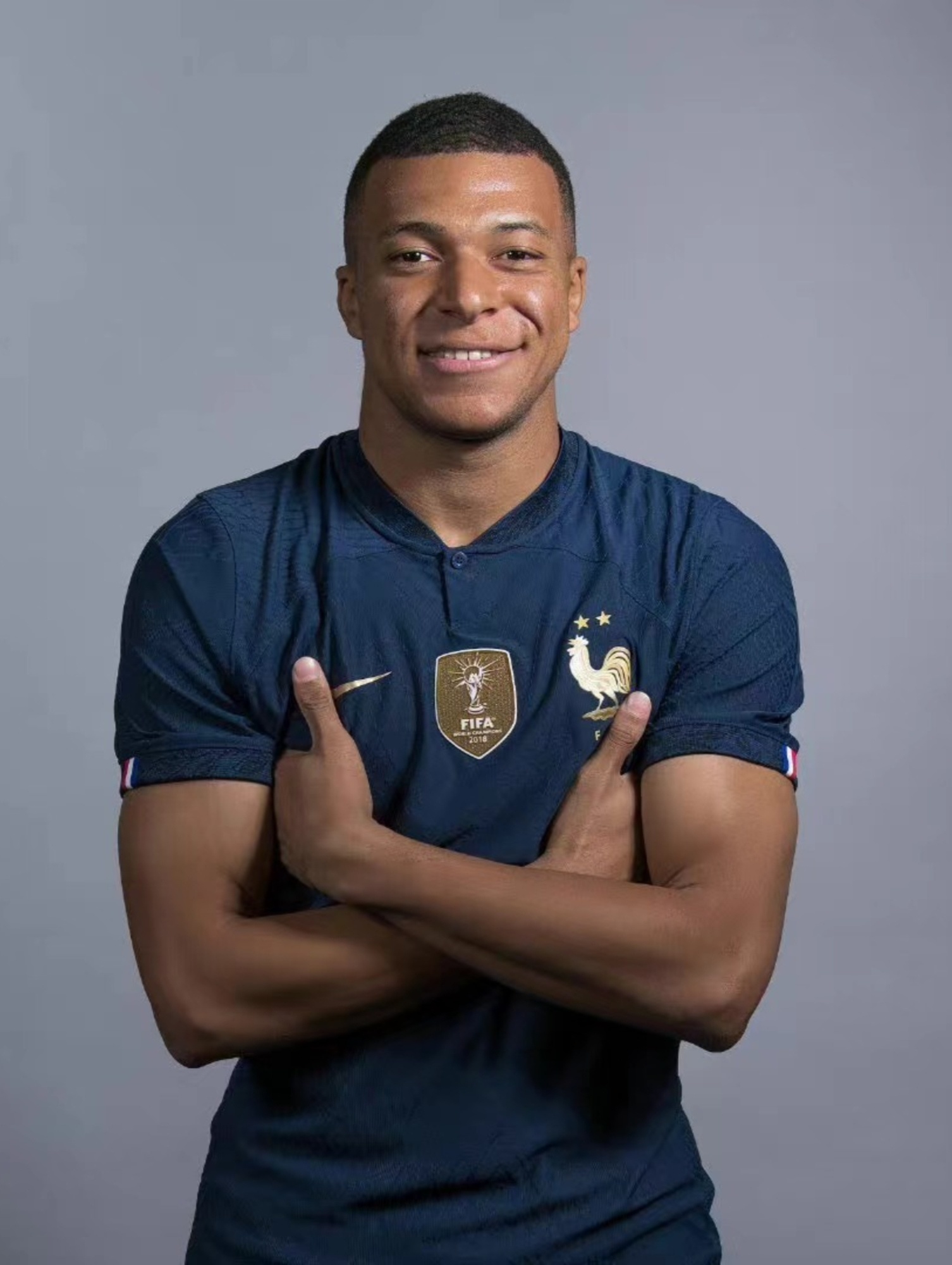 宝刀不老，齐达内在宇宙联赛中进球还送出一脚潇洒助攻（齐达内风采依旧，宇宙联赛破门并奉上潇洒助攻）