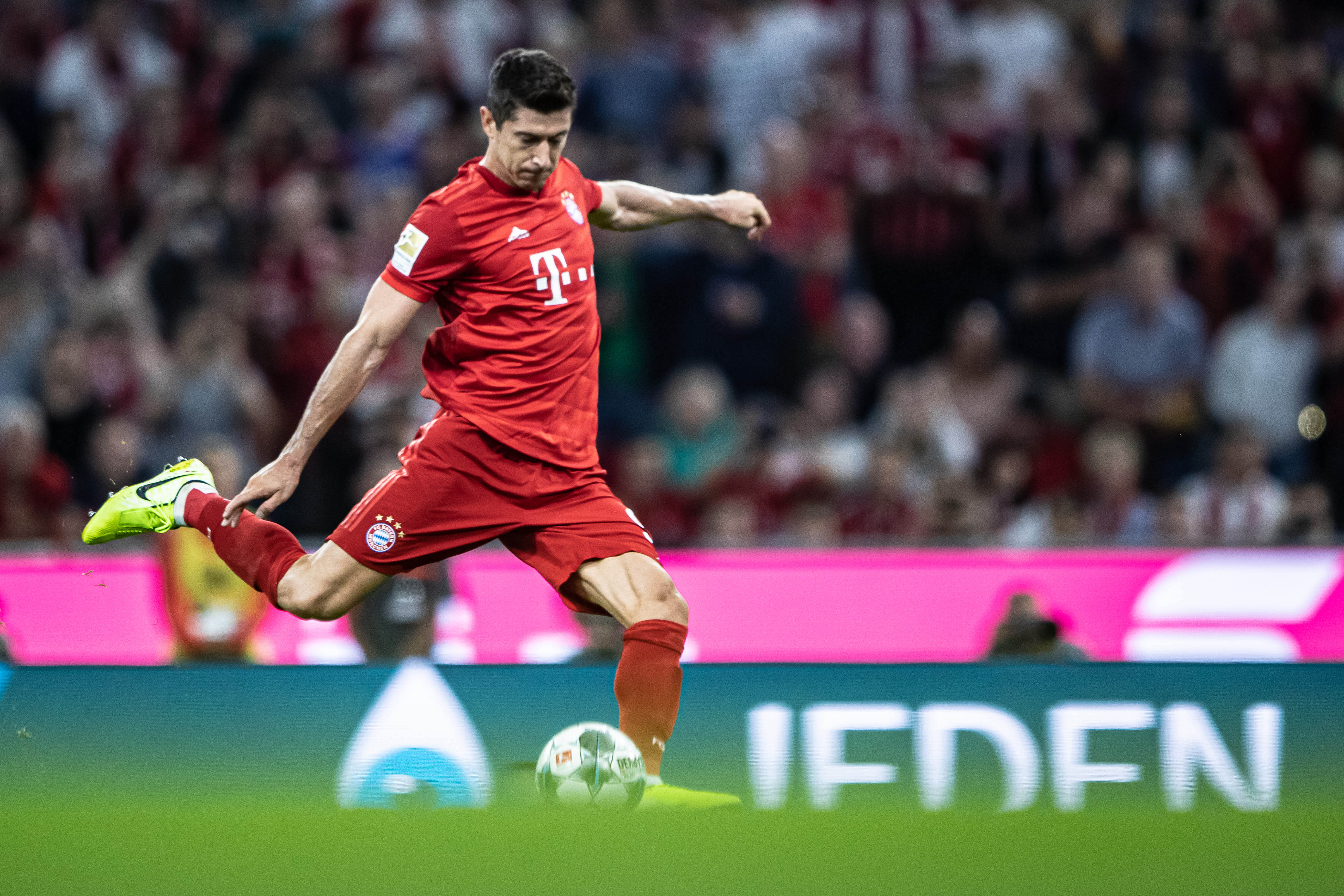 爷青回，维耶里社媒晒与大罗、巴乔、托蒂、卡纳瓦罗等人合照（维耶里社媒晒合影：同框大罗、巴乔、托蒂、卡纳瓦罗等传奇）