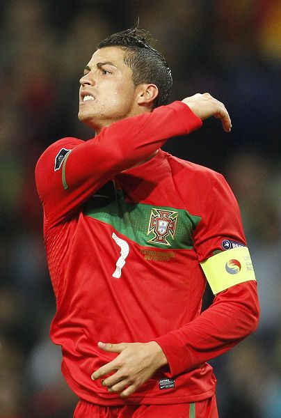 吉文：可能我有点老派，看不惯加纳乔走路歪着身子还挂条链子（吉文：或许我有些老派，难以接受加纳乔走路歪身还戴链子）