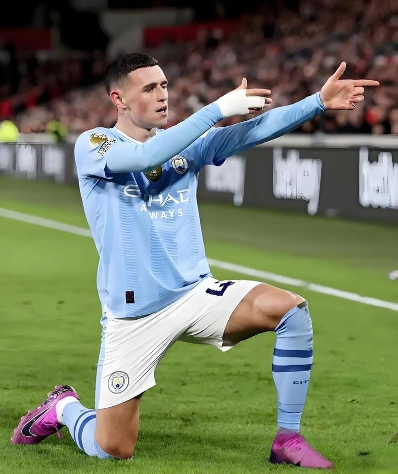 理性追星，新鹏城vs成都赛后有球迷跳下看台与韦世豪合影（理性追星！新鹏城战成都后有球迷翻越看台与韦世豪合影）